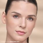 Smooth-Blur-Bronzer_model_Warm-Sand-Vibes